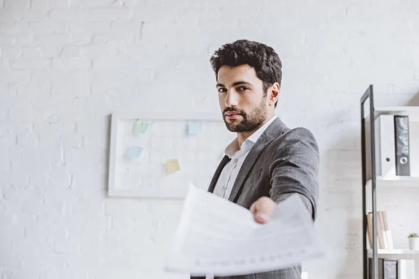 Stilig Affärsman Visar Dokument Office — Stockfoto