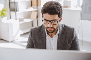 bilgisayar Office bakarak gözlük yakışıklı işadamı