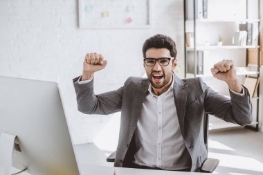 çığlık ve Evet jest ofiste gösterilen heyecanlı yakışıklı işadamı