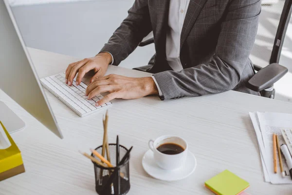 Imagen Recortada Hombre Negocios Escribiendo Teclado Computadora Oficina — Foto de Stock