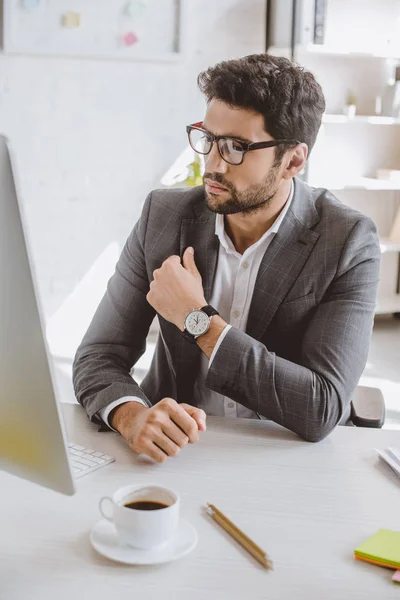 Homem Negócios Bonito Óculos Olhando Para Computador Escritório — Fotografia de Stock