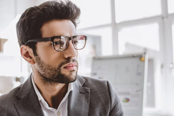 Retrato Empresário Bonito Óculos Olhando Para Longe Escritório — Fotografia de Stock