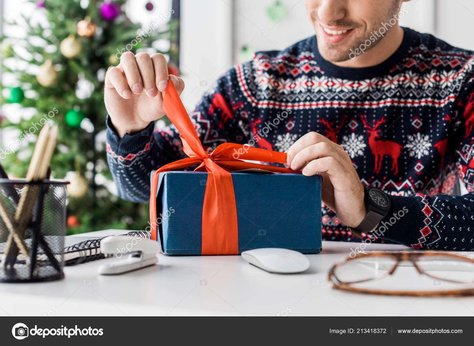 Подарок " мужчине". Ненужный подарок. Радость от подарка. Человек который получает подарки. Парень дарит подарок.