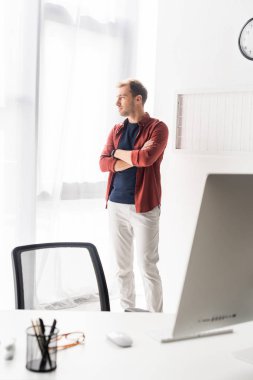 modern ofis penceresinde yakın duran işadamı