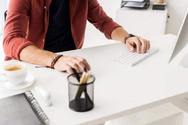 Vista Recortada Del Hombre Negocios Sentado Por Mesa Oficina Moderna — Foto de Stock