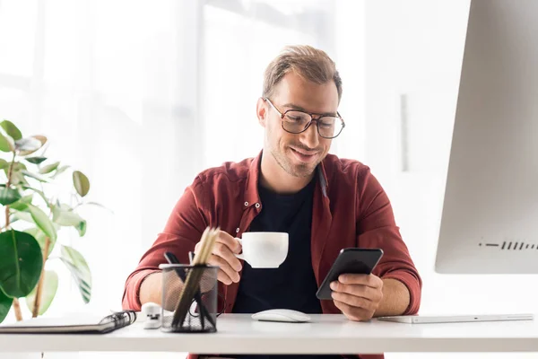 Hombre Negocios Con Taza Café Con Teléfono Inteligente Oficina Moderna —  Fotos de Stock