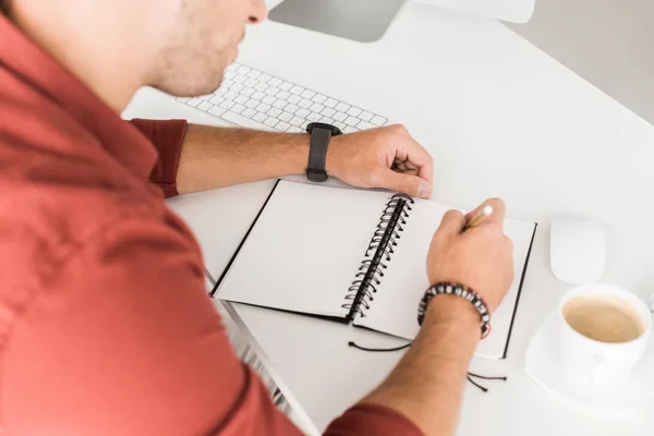 Vista Recortada Escritura Hombre Negocios Cuaderno Oficina Moderna — Foto de Stock