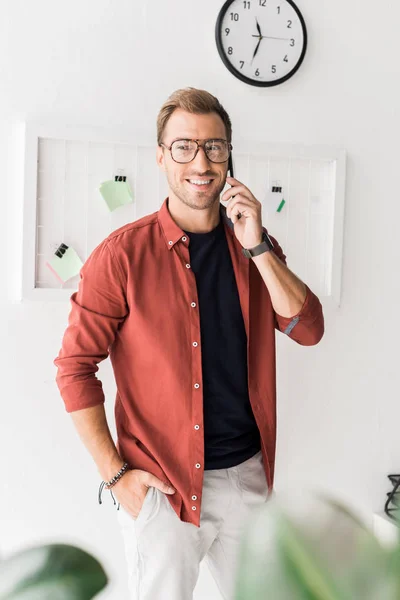 Homem Negócios Sorridente Óculos Falando Smartphone — Fotografia de Stock