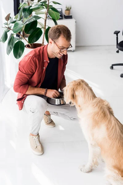 Hombre Gafas Alimentando Perro Golden Retriever — Foto de Stock