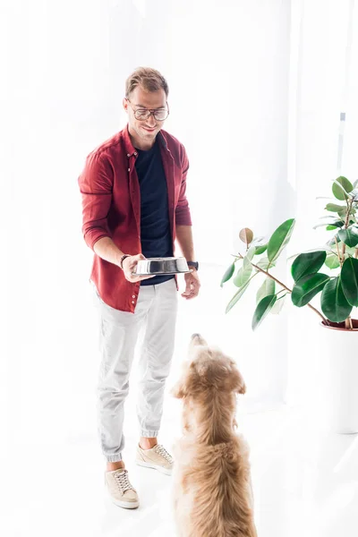 Homem Alimentando Golden Retriever Com Comida Cão Perto Planta — Fotografia de Stock