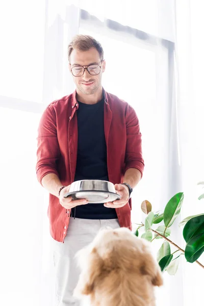 Mann Füttert Niedlichen Golden Retriever Mit Hundefutter — Stockfoto