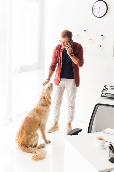 Man Talking Smartphone Stroking Golden Retriever Dog — Free Stock Photo