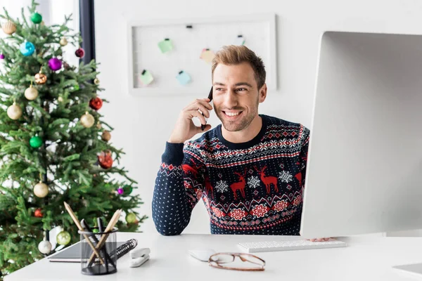 Biznesmen Christmas Sweter Rozmowy Smartfonie Nowoczesnym Biurze — Zdjęcie stockowe