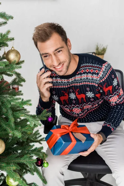 Man Christmas Present Sitting Christmas Tree Talking Smartphone — Free Stock Photo