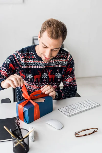 Leende Affärsman Jul Tröja Öppna Presentbox — Stockfoto