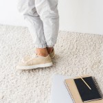 Lage sectieweergave van casual man en laptop op beige tapijt