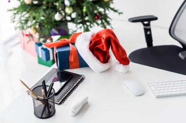 hediye kutusu beyaz ofiste tabloda ile Santa şapka