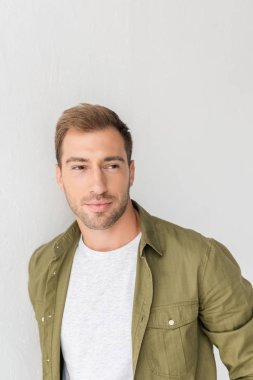 mutlu adam uzakta beyaz duvara bakan