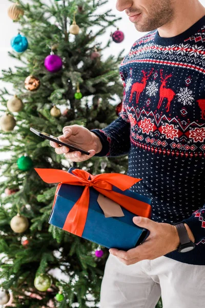 Beskuren Bild Mannen Jul Tröja Med Presentask Och Smartphone — Stockfoto