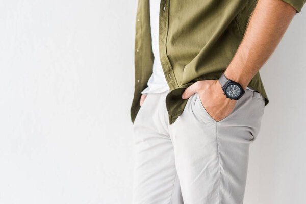 обрезанный вид случайного человека с руками в карманах
