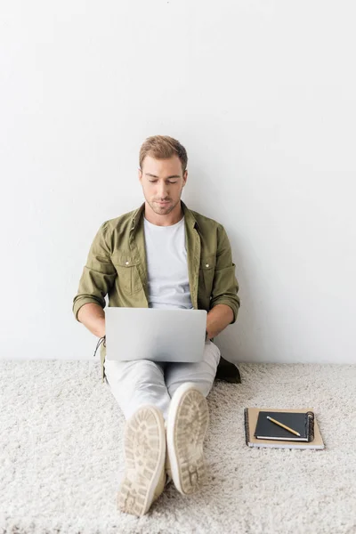 Homem Casual Usando Laptop Tapete Bege Trabalho Remoto Imagem De Stock
