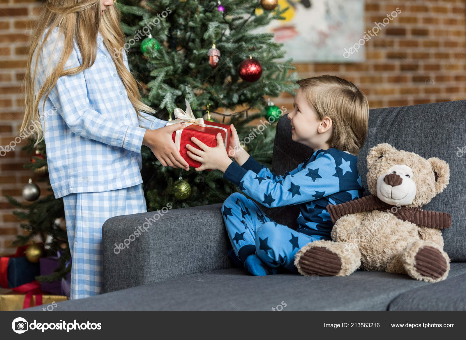 愛らしい幸せな弟にクリスマス プレゼントを提示の姉妹のクロップ撮影 無料のストック写真 C Igorvetushko 愛らしい幸せな弟にクリスマス プレゼントを提示の姉妹のクロップ撮影 無料のストック写真 C Igorvetushko
