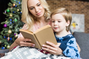 Anne ve sevimli küçük oğlu okuma birlikte Noel zamanı, kitap 
