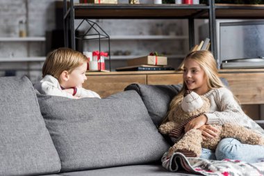 oyuncak ayı ile oynama ve diğer her evde gülümseyen şirin mutlu çocuk