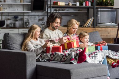 mutlu aile Noel açılış iki çocukla birlikte sunar