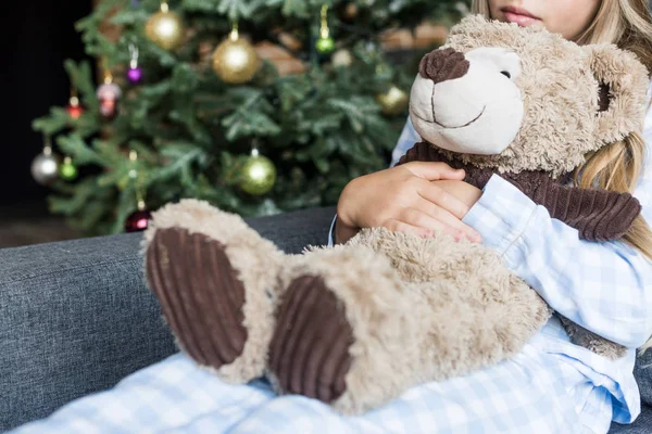 Plan Recadré Enfant Étreignant Ours Peluche Assis Sur Canapé Période — Photo