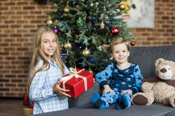 Αξιολάτρευτο Ευτυχισμένα Παιδιά Χριστούγεννα Παρουσιάζουν Χαμογελά Στη Φωτογραφική Μηχανή — Φωτογραφία Αρχείου