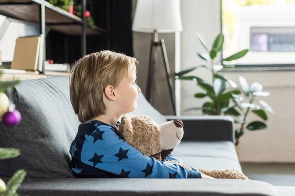 Vista Lateral Adorable Niño Feliz Sosteniendo Oso Peluche Mirando Hacia — Foto de stock gratis