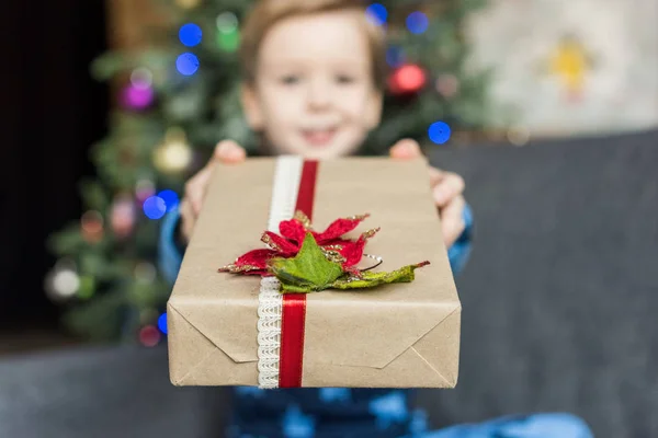 Κοντινή Άποψη Των Αξιολάτρευτο Παιδί Ευτυχισμένη Κρατώντας Δώρο Χριστουγέννων — Φωτογραφία Αρχείου