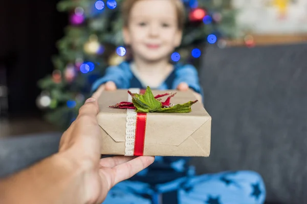 Recortado Tiro Padre Presentando Regalo Navidad Niño Feliz — Foto de Stock