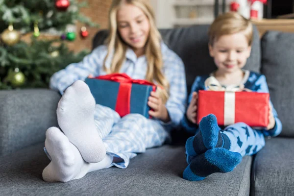 Imádnivaló Boldog Gyerekek Pizsamában Gazdaság Díszdobozok Karácsonykor — Stock Fotó