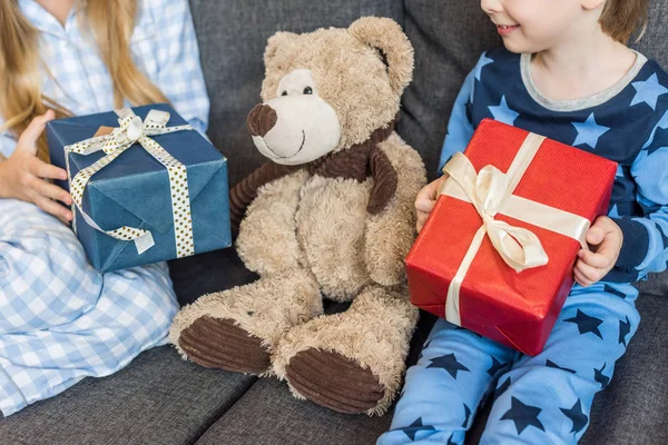 Plan Recadré Frères Sœurs Heureux Pyjama Tenant Des Cadeaux Noël — Photo