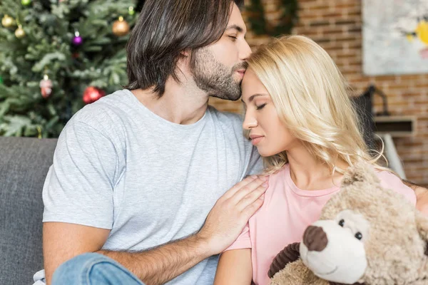 Knappe Jonge Man Kussen Mooie Meisje Met Teddybeer Bij Kerstmis — Gratis stockfoto
