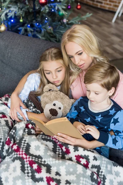 Hög Vinkel Syn Ung Mamma Läsa Bok Med Söta Barn — Stockfoto