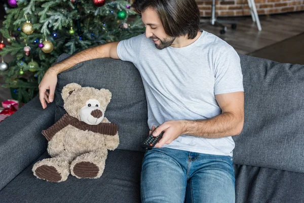 Hoge Hoek Bekijken Van Glimlachende Man Houden Afstandsbediening Teddy Bear — Gratis stockfoto