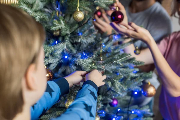 Beskuren Bild Föräldrar Med Lilla Son Dekorera Julgran Tillsammans — Stockfoto