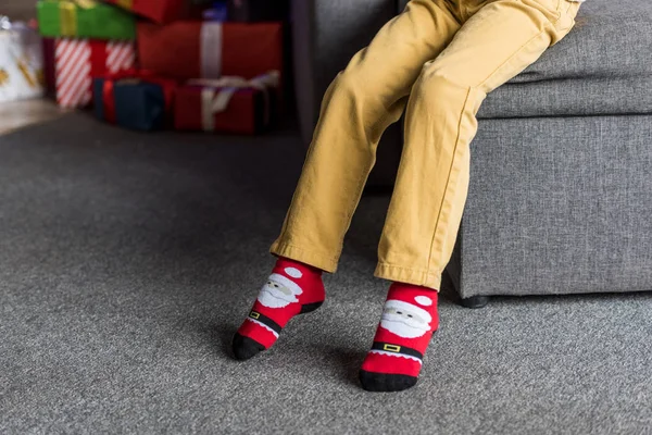 Cropped Shot Child Socks Santa Sitting Couch Home — Free Stock Photo