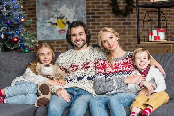 Família Feliz Com Duas Crianças Sentadas Sofá Sorrindo Para Câmera — Fotos gratuitas