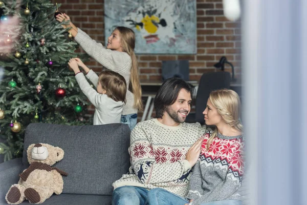 Selective Focus Happy Parents Sitting Sofa While Kids Decorating Christmas — Stock Photo, Image