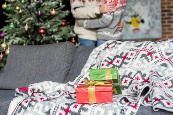 Kerstcadeautjes Sofa Jong Koppel Staande Buurt Van Kerstboom Achter — Gratis stockfoto