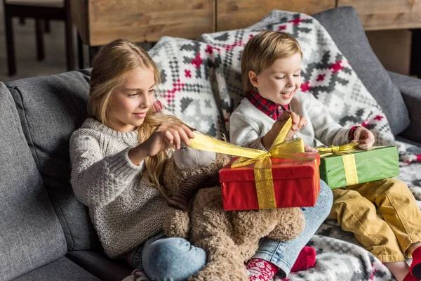Entzückend Glückliche Kinder Öffnen Weihnachtsgeschenke Hause — Stockfoto