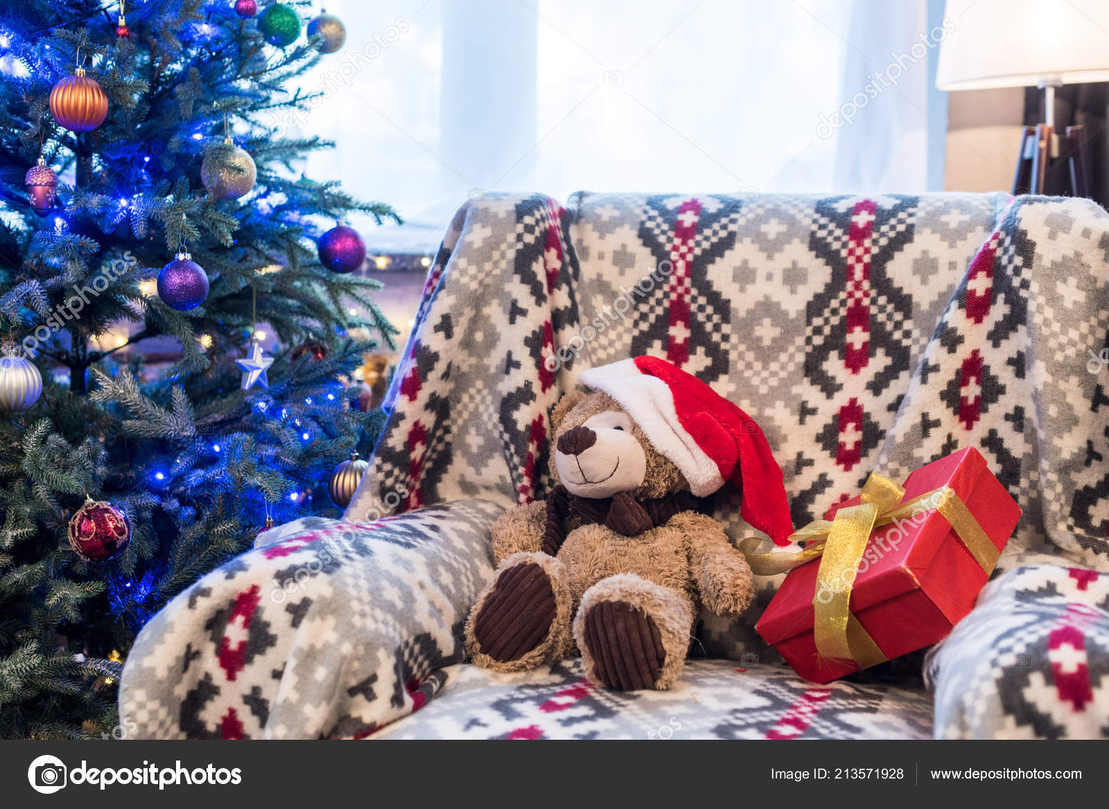 크리스마스 트리에 상자에 — 스톡 사진 © IgorVetushko #213571928, image size:1600x1168