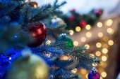 selektiver Fokus des schön geschmückten Weihnachtsbaums mit glänzenden Kugeln