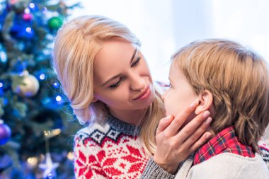 sevimli küçük oğlu Noel zamanı arıyorum güzel genç anne