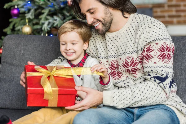 Glücklicher Vater Schaut Niedlichen Kleinen Sohn Beim Öffnen Weihnachtsgeschenk — Stockfoto