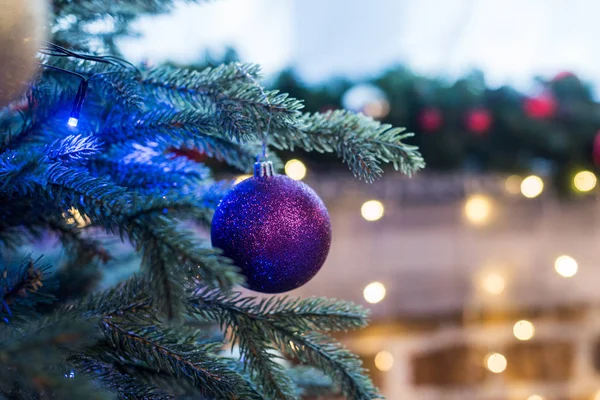挂在圣诞树上的美丽闪亮的紫色球特写视图 — 图库照片